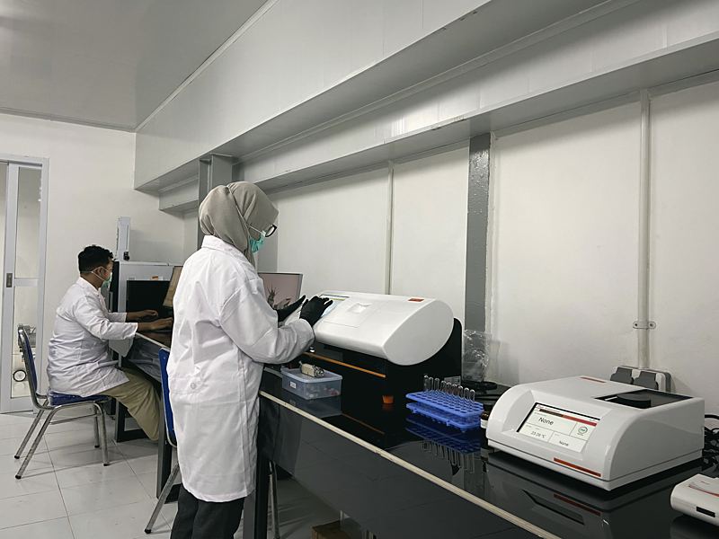 Meja kerja laboratorium R&D
